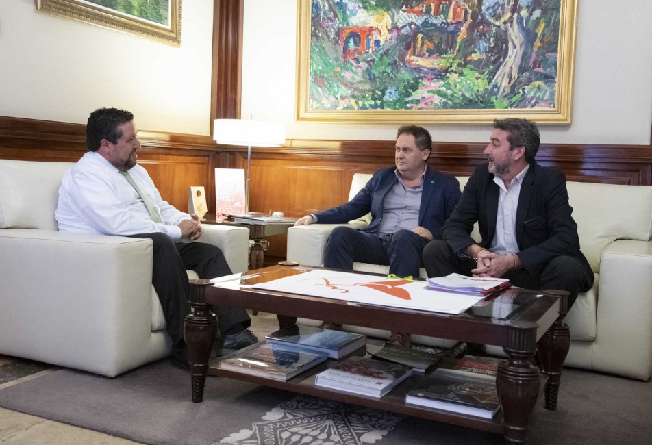 Javier Moliner, con Enrique Cárdenas Fernández, gerente de servicio público este y núcleo de Valencia y César Ruíz Espejo, Jefe de Líneas de Renfe. - 