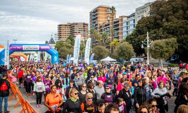 Una marcha contra el maltrato tiñe Valencia de morado
