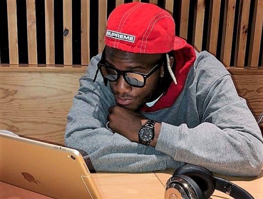 Batshuayi tiende la mano