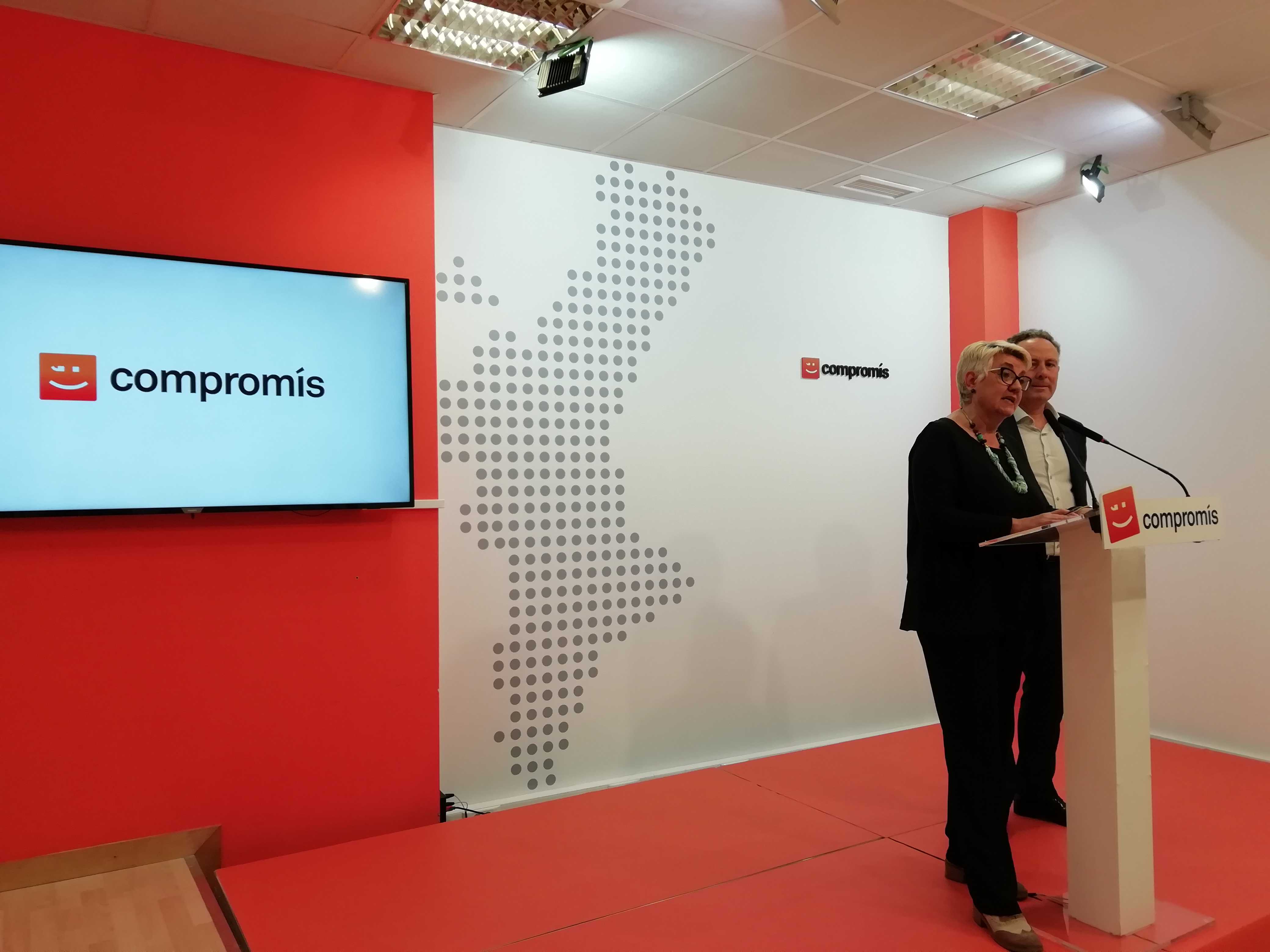 Consol Castillo y Enric Bataller, explican la iniciativa en la sede de Compromís en València. - 