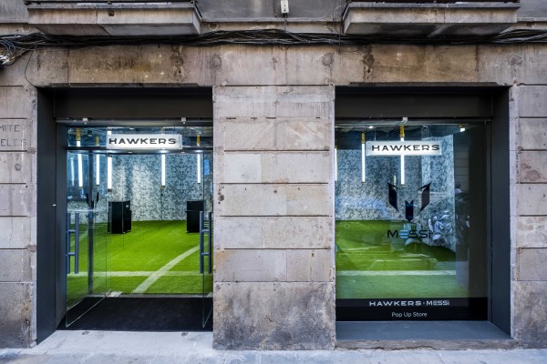 Hawkers aprovecha el tirón de Messi y abre otra tienda efímera en el centro de Barcelona