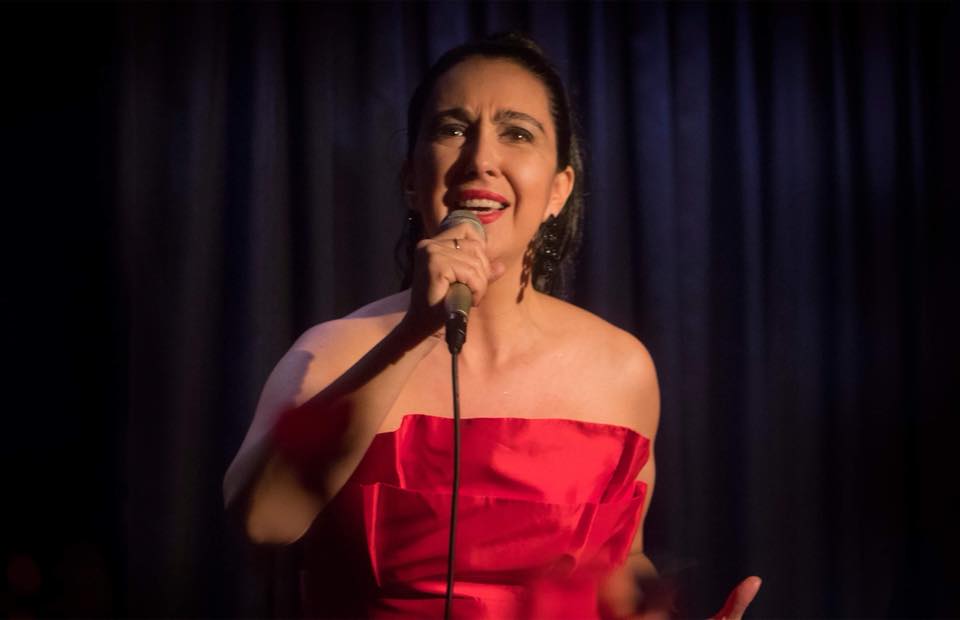 El Talía recibe un emotivo tributo a Carlos Gardel en la voz de Analía Bueti

