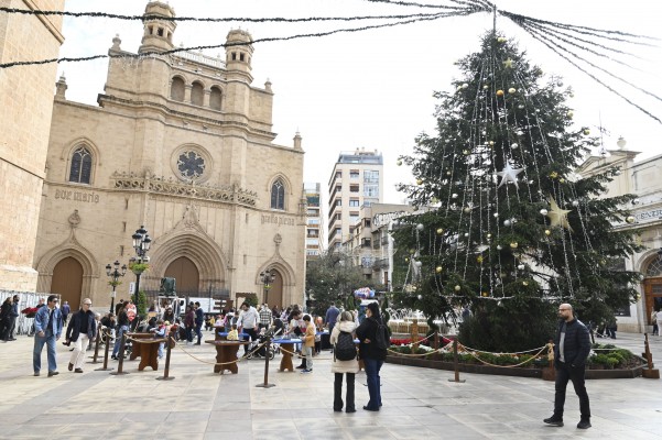 Cultura, luces y artesanía abren la Navidad en Castelló con gran ambiente (Fotos: Carlos Pascual)
