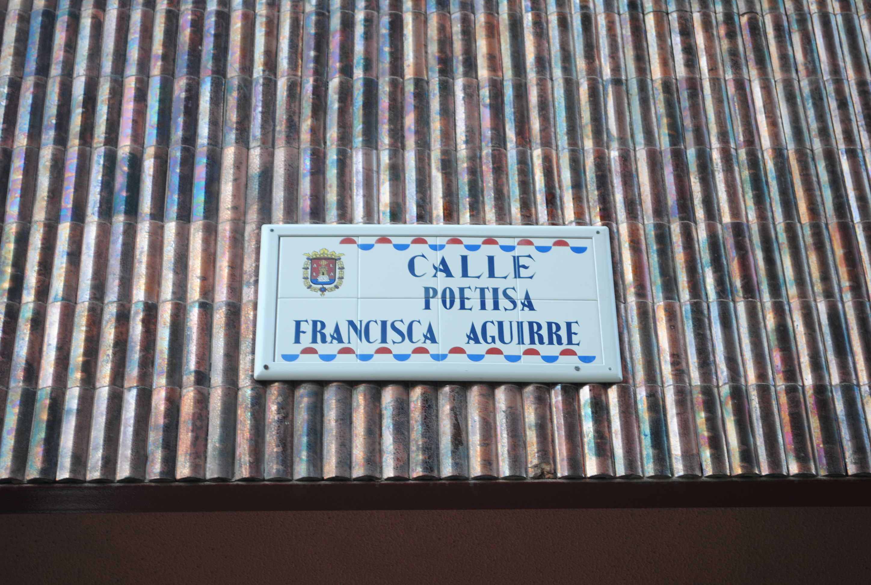 Placa que se ubicó en la antigua calle Teniente Robles que ahora se llama Humorista Forges. FOTO: Alicante Vivo - 