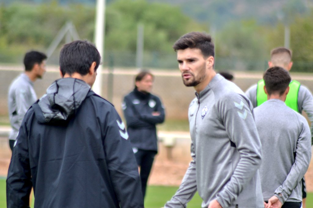 El Castellón tendrá que tirar de un mediocentro para completar la defensa ante el Olot