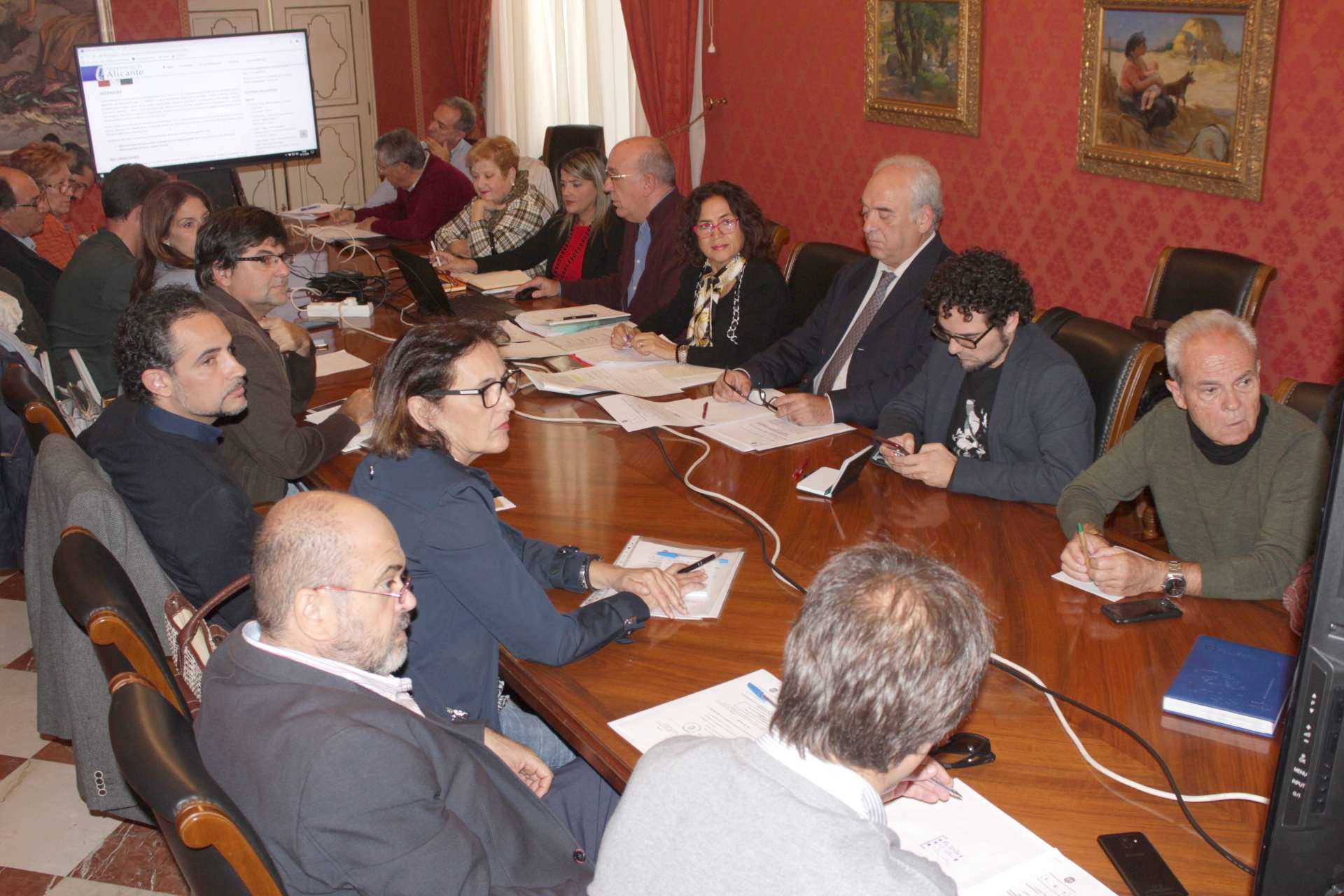 Alicante crea la comisión para el control de la DUSI con polémica por la presencia vecinal