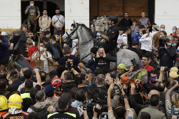 El fotoperiodista Biel Aliño, premiado internacionalmente por una secuencia de imágenes de la dana
