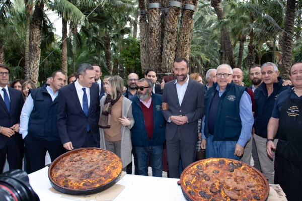 La cocina de Elche también apoya la candidatura de la Palmera Imperial a Árbol Europeo