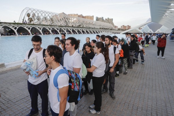 Una ola de solidaridad: miles de voluntarios acuden a la Ciudad de las Artes y las Ciencias para ayudar tras la Dana (Fotos: Manuel Bruque/EFE)