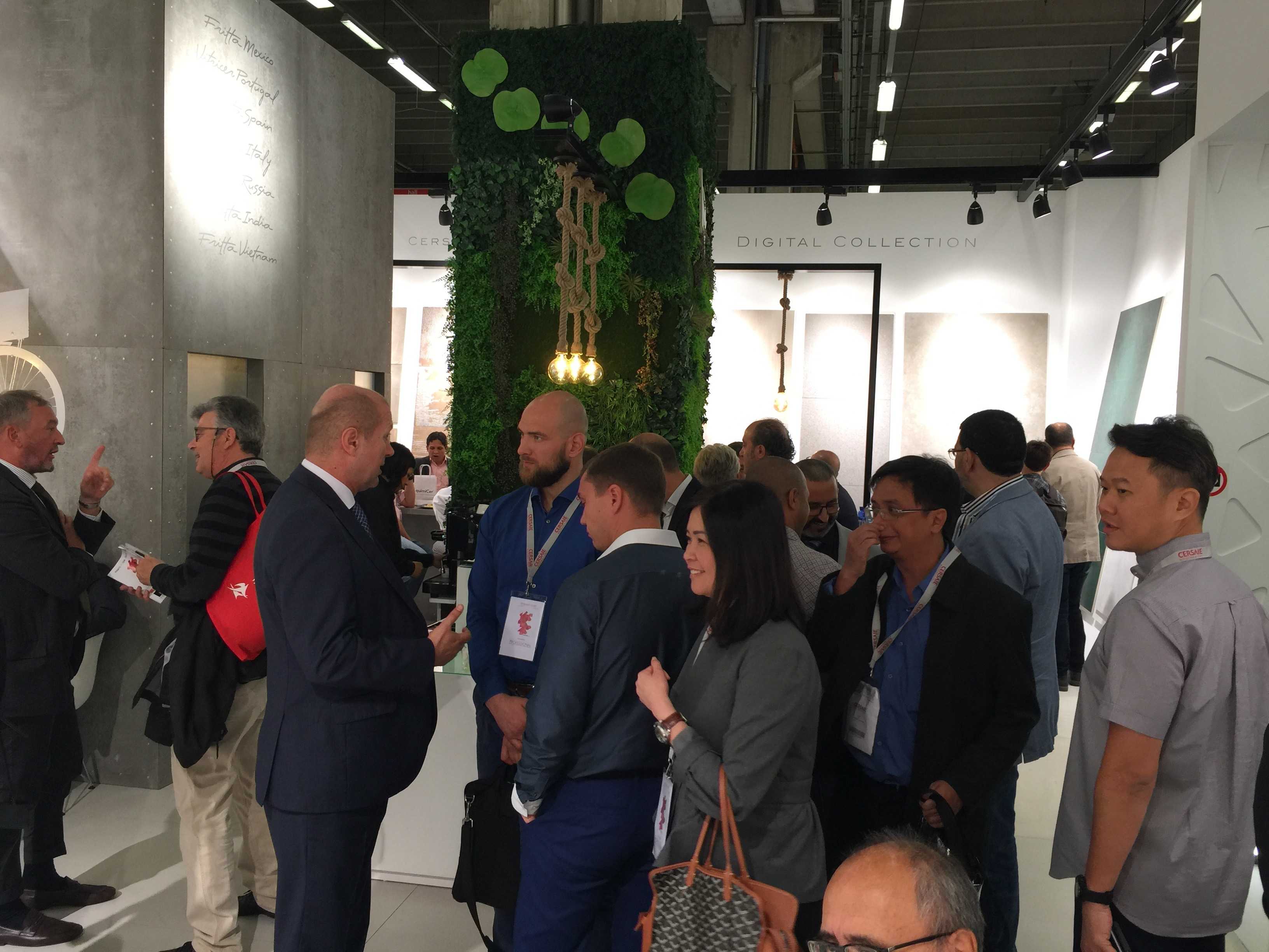 Profesionales del sector del azulejo durante la pasada edición de Cersaie. - 