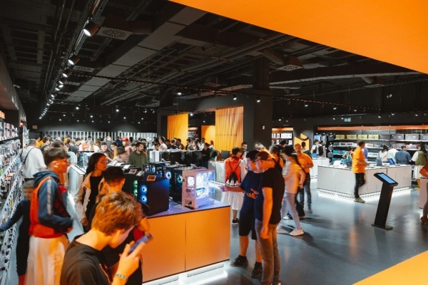 La fiesta de la tecnología inunda el Thader en la inauguración de la nueva tienda de PcComponetes (Fotos: PCCOMPONENTES)