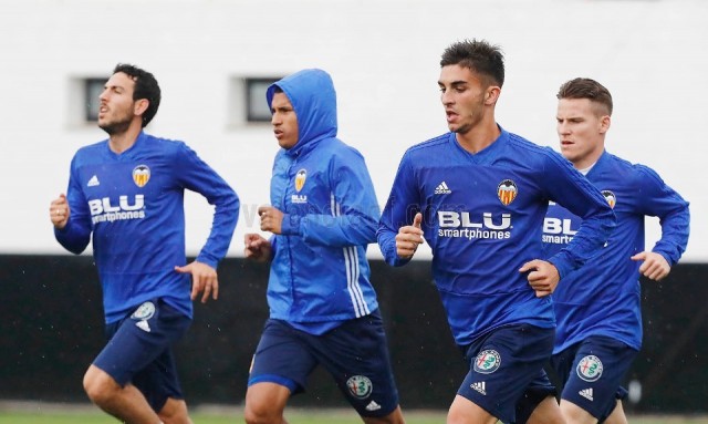 El Valencia entrenó bajo la lluvia con Ferran y sin resto de internacionales