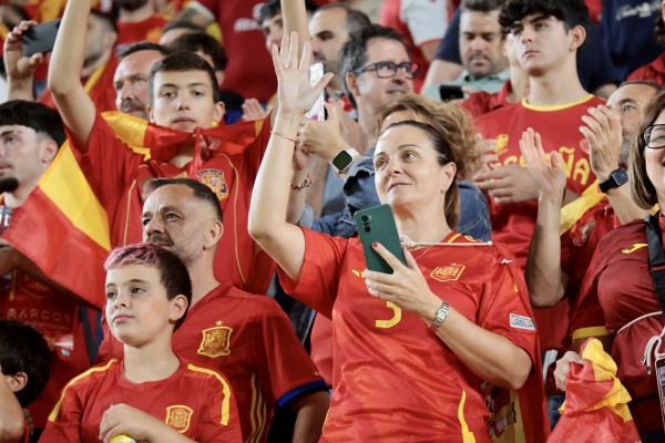Murcia se vuelca con la selección española y llena el Enrique Roca (Fotos: CPM IMAGEN/MP/EFE)