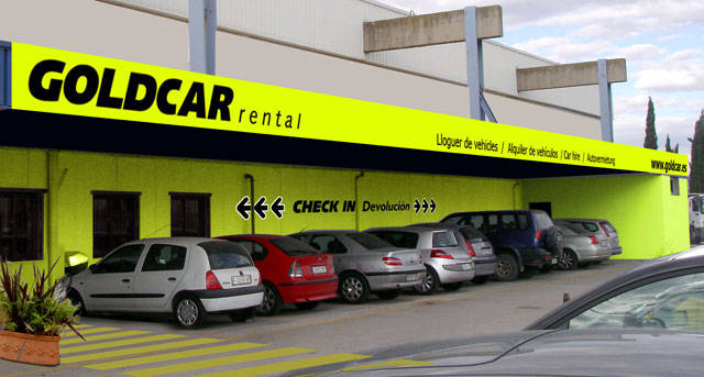 Espacio para vehículos de Goldcar en el aparcamiento de la estación de Barcelona. Foto: GOLDCAR - 