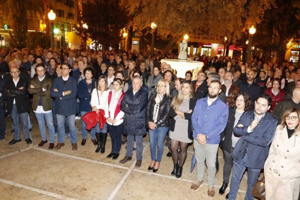 Más de 200 personas se concentran en Elche para exigir el impulso comercial del centro 