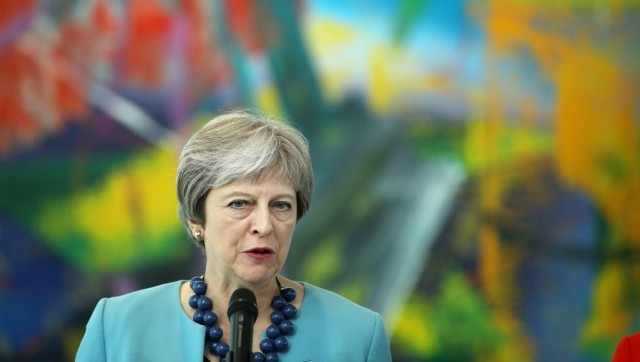 May ratifica que Reino Unido dejará la Unión Europea a partir de marzo con 