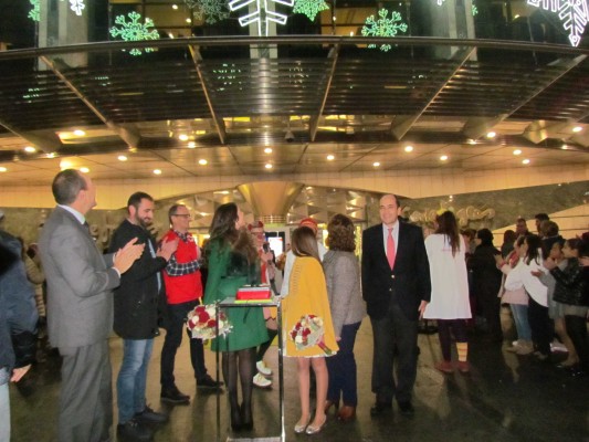 Las reinas de las fiestas de Castellón encienden la iluminación navideña de El Corte Inglés