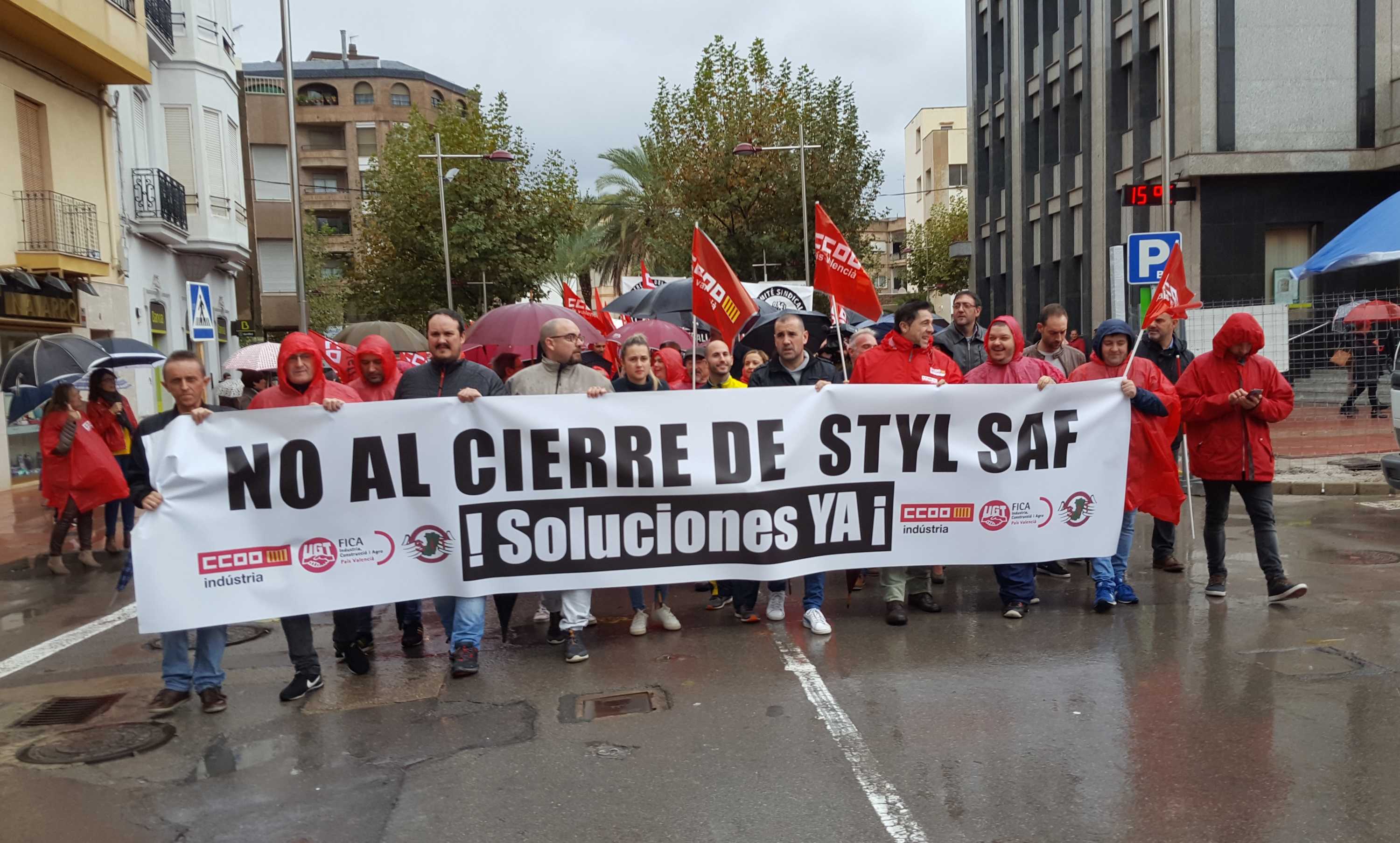 Trabajadores y vecinos se movilizan en la Vall d'Uixó por el cierre de la empresa Stylsaf