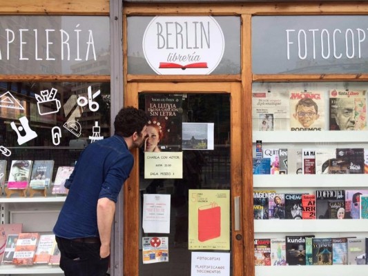 Los libreros que sí amaban los tupés