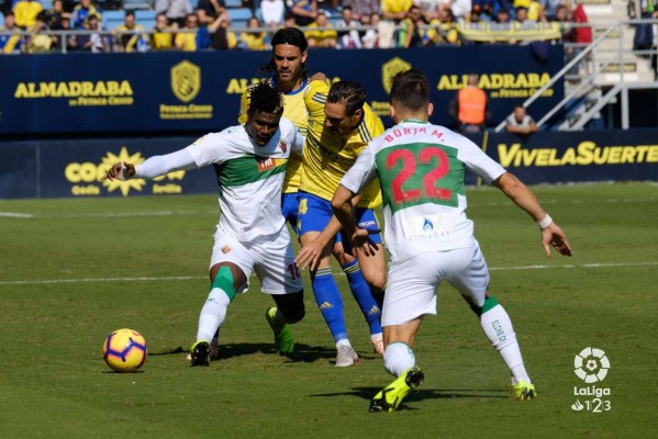 El Alcorcón buscará el liderato ante un Elche con urgencias