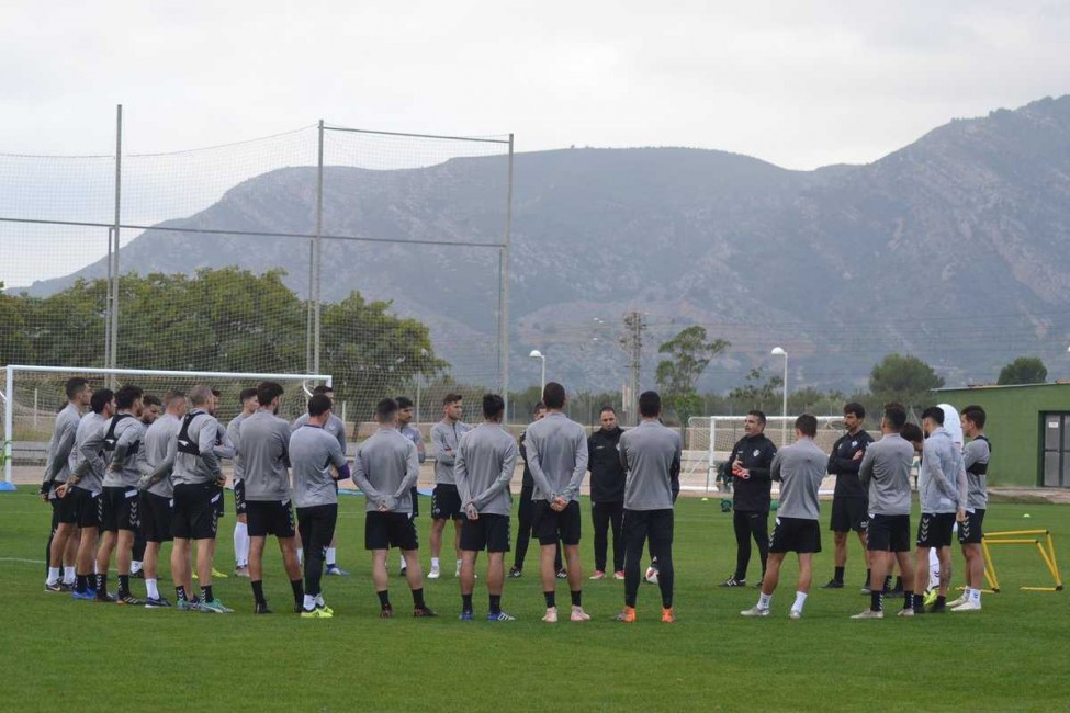 Los jugadores del Castellón, durante la última sesión de trabajo antes de jugar ante el Olot. - 