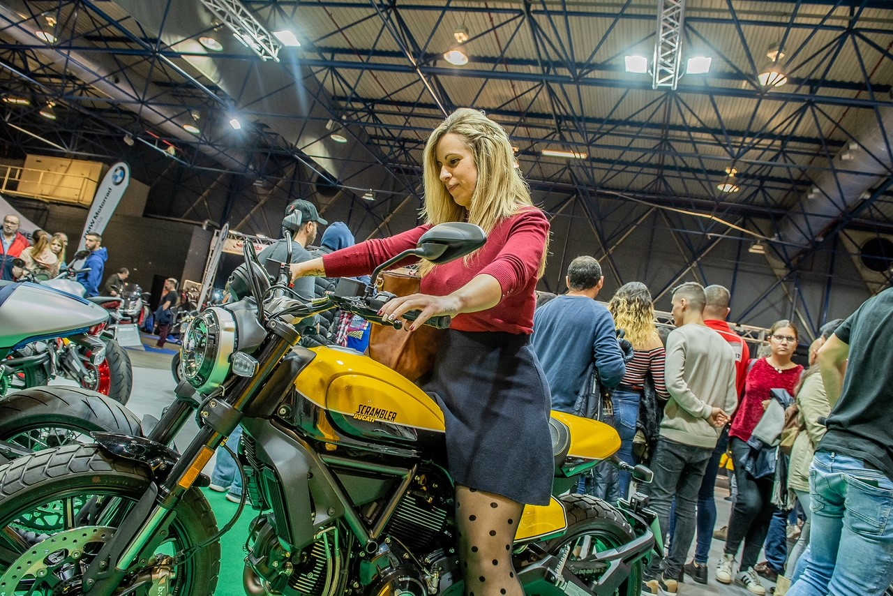 Los aficionados llenan la segunda jornada de los Salones de la Moto y la Bici de València