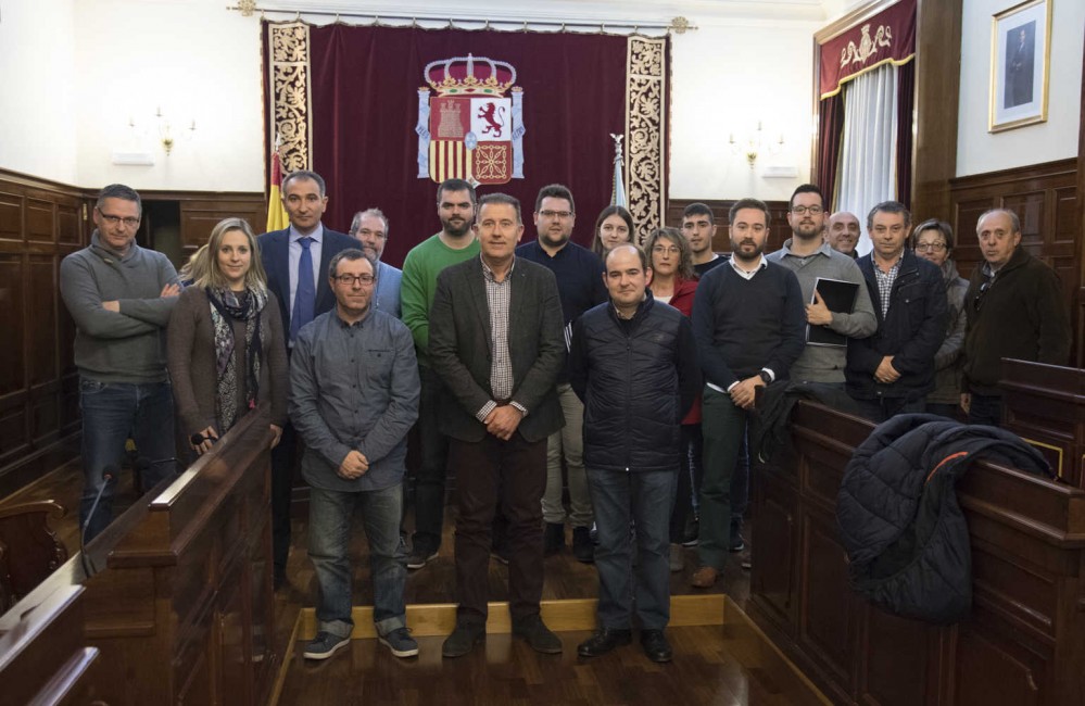 El diputado de Cultura, Vicent Sales (c), con representantes de las asociaciones musicales de la provincia - 