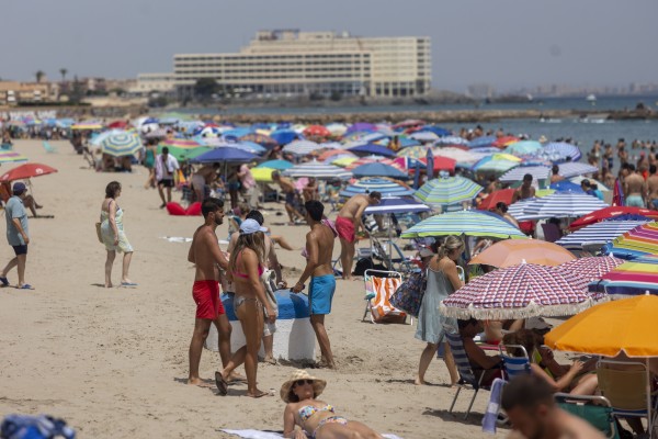 La ola de calor llena las playas de Cartagena y Cabo de Palos (Fotos: LA ROCA)