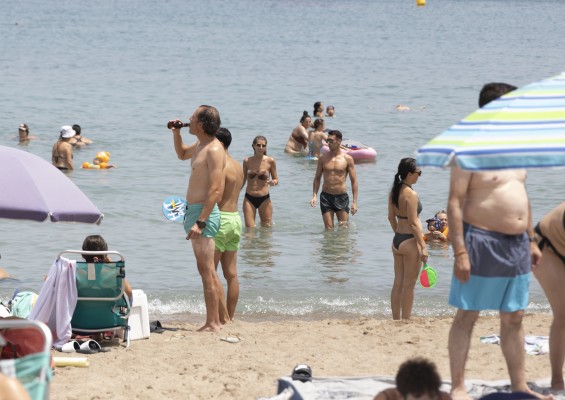 El calor intenso continúa esta semana, con 35ºC en toda España, noches tórridas en el sur y granizadas en el interior