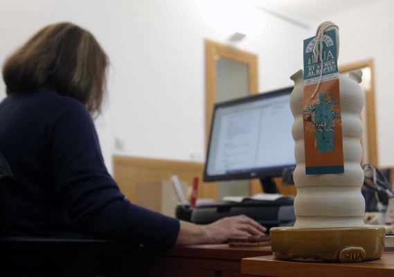 La UA le declara la guerra al envase de plástico: el 'botijo' como alternativa para saciar la sed