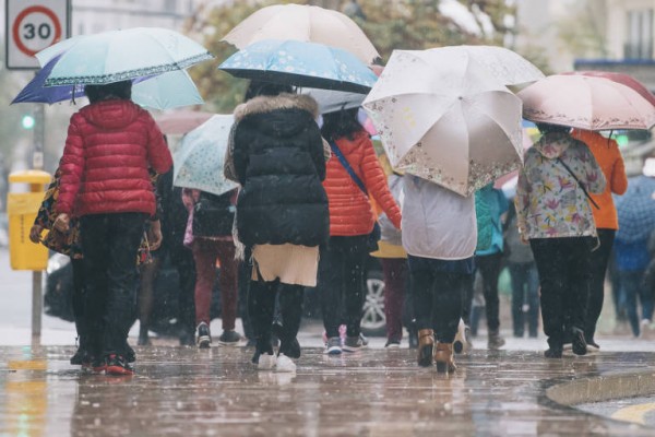Aemet establece el aviso rojo por lluvias en el sur de Valencia y el norte de Alicante para este lunes
