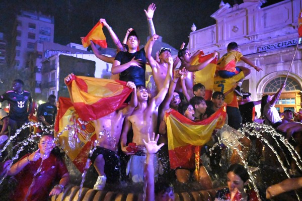 Castelló sale a la calle para celebrar la cuarta Eurocopa de España (Fotos: Carlos Pascual)