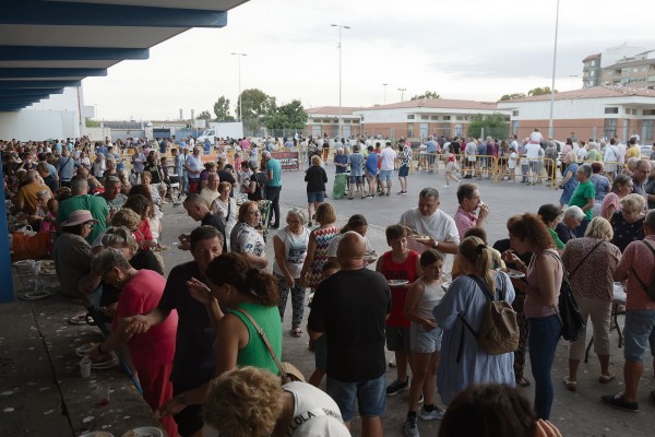 Multitudinaria Torrà de la Sardina en las fiestas de Sant Pere (Fotos: Antonio Pradas)