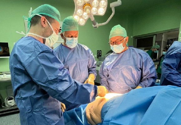 El Hospital Doctor Balmis lleva a cabo una nueva técnica de cirugía robótica para pacientes obesos