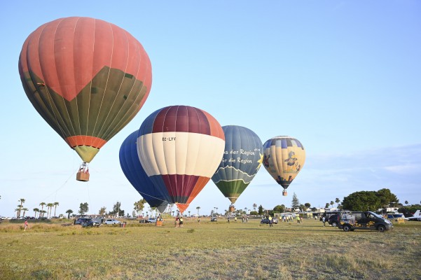 Cometas y globos aerostáticos deleitan a Castelló (Fotos: Carlos Pascual)