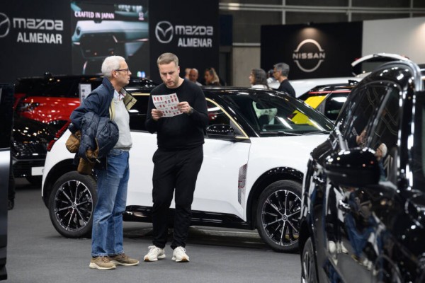 Afluencia de público y ofertas por la Dana en el arranque de la Feria del Automóvil de València