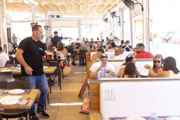 Los restaurantes de La Manga y Cabo de Palos 'sonríen' en el puente de la Constitución