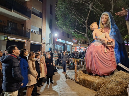 San Vicente enciende las luces de Navidad y estrena figuras gigantes en el Belén municipal