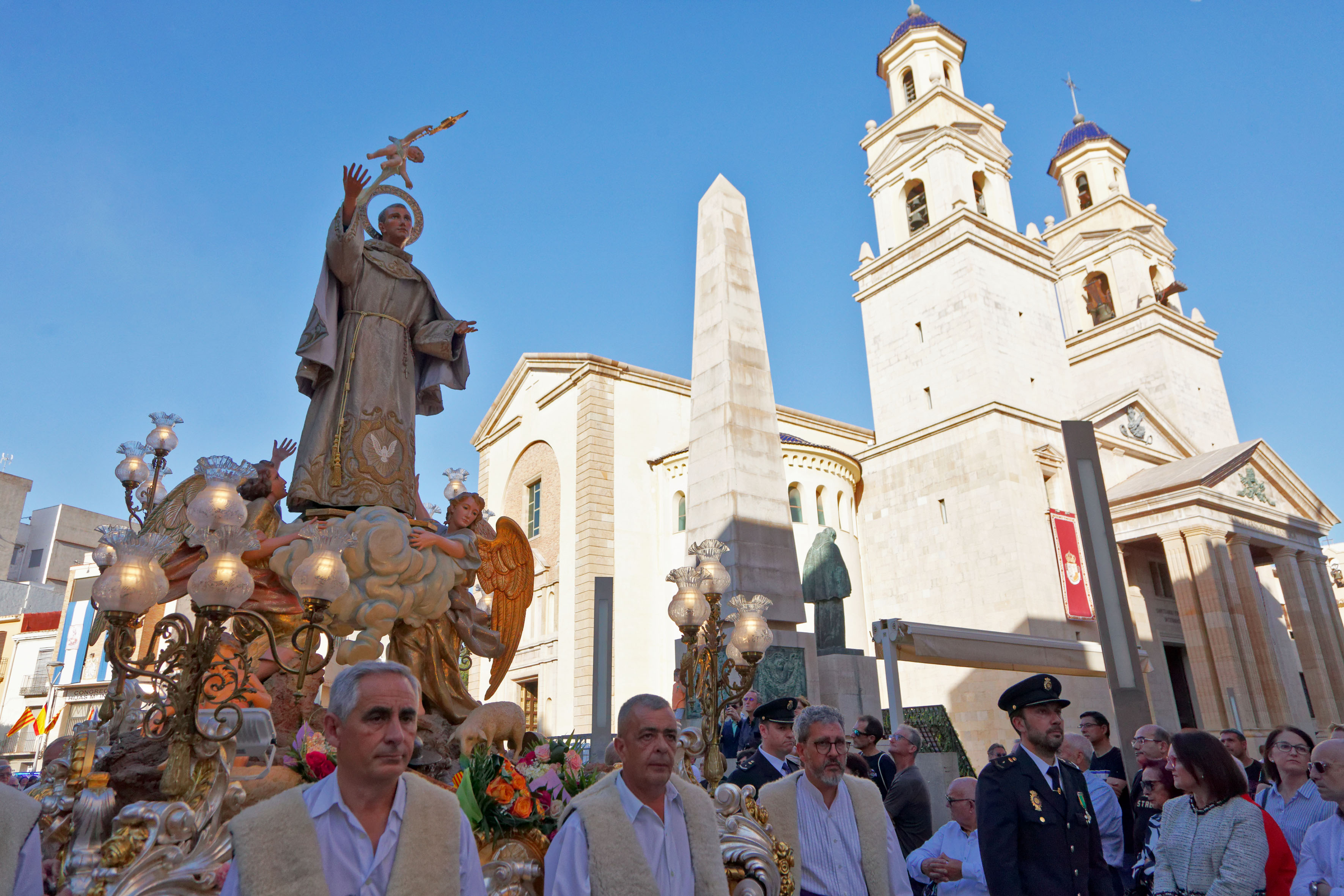 Vila-real ix en processó i honra a Sant Pasqual (Fotos: Antonio Pradas)