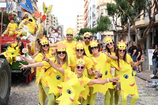 Humor, sàtira i bon ambient en la 59a Cavalcada de Festes de Vila-real (Fotos: Carlos Pascual)
