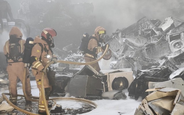 Bomberos controlan un incendio en una nave industrial de Alaquàs y evacúan las colindantes
