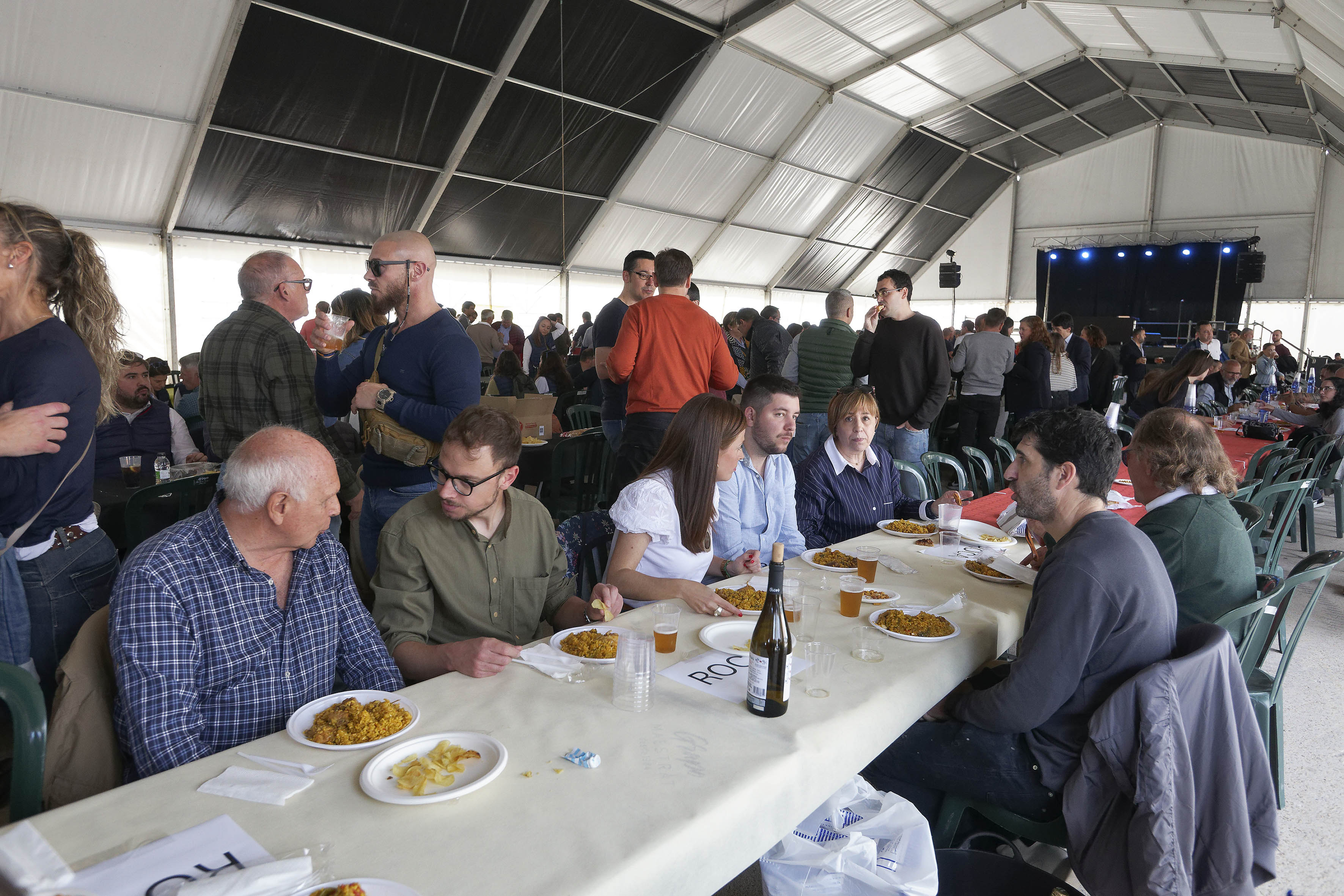 La comunidad portuaria celebra una multitudinaria paella colectiva (Fotos: Antonio Pradas)