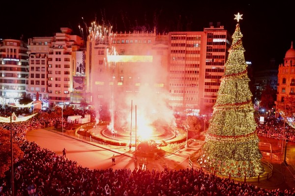 El árbol de Navidad de València homenajea a las víctimas de la Dana
