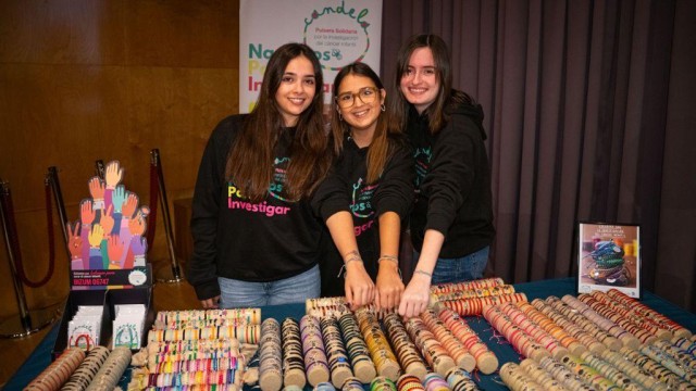 Las pulseras creadas por Candela y dos amigas, de Benicarló, recogen 4 millones por el cáncer infantil