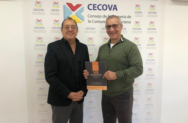 El presidente de la ADSCV entrega las conclusiones del VII congreso de derecho sanitario al presidente del Cecova