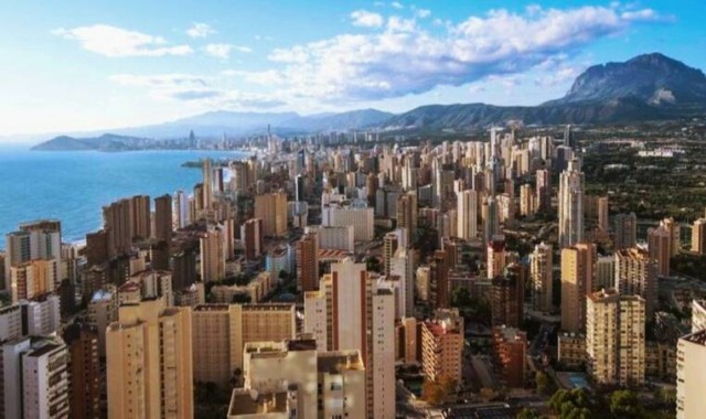 Los hoteles de Benidorm esperan rozar el lleno este puente de diciembre: reservas al 85,4%
