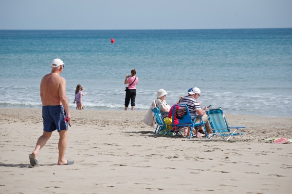 Las playas de Cartagena vuelven a llenarse por Semana Santa pese al mal tiempo (Fotos: LA ROCA)