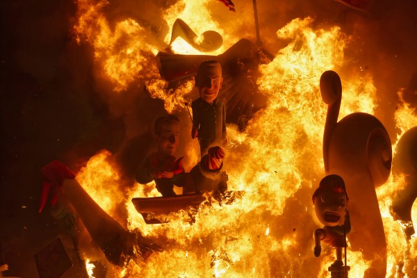 Fuego y sentimiento en la Cremà de las Fallas de Burriana (Fotos: Antonio Pradas)