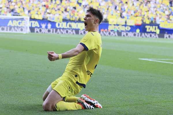 Un gol de Cuenca tumba al Valencia y da la victoria al Villarreal en el derbi (Fotos: Carme Ripollés)
