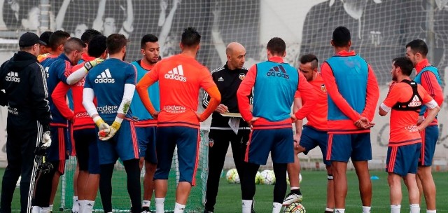 Pako Ayestarán dirige su primera sesión como entrenador del Valencia CF